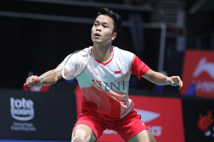 Aksi pebulu tangkis tunggal putra Indonesia, Anthony Sinisuka Ginting