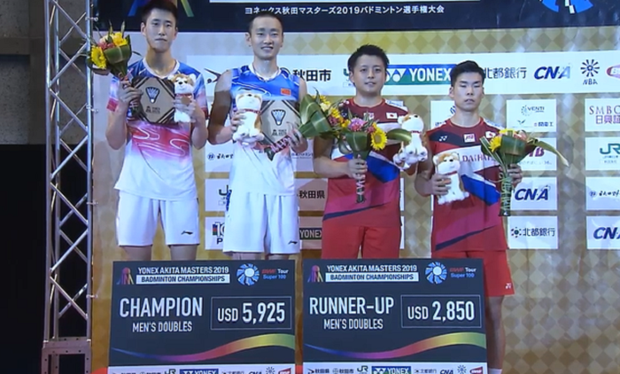 Zhang Nan (kedua dari kiri)/Ou Xuanyi (China) dan Akira Koga/Taichi Saito (Jepang) saat naik podium pada Akita Masters 2019, di CNS Arena Akita, Minggu (18/8/2019).