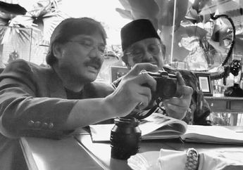 Tak Banyak yang Tahu, Ternyata Darwis Triadi Sukses Rayu Mendiang BJ Habibie Mengganti Kamera Leica Kesayangannya dengan Merek Ini...