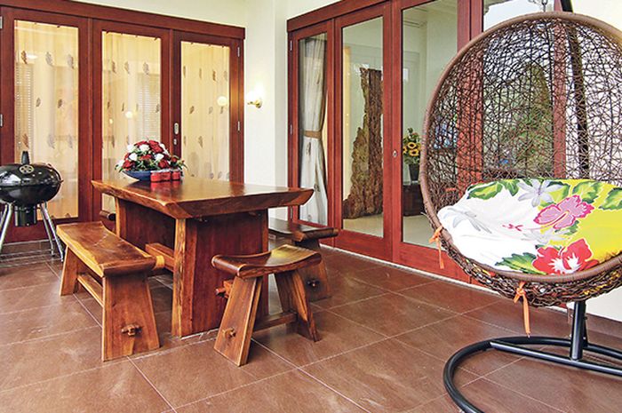 Tambahkan Kursi dan Meja Sederhana, Begini Ide Teras yang