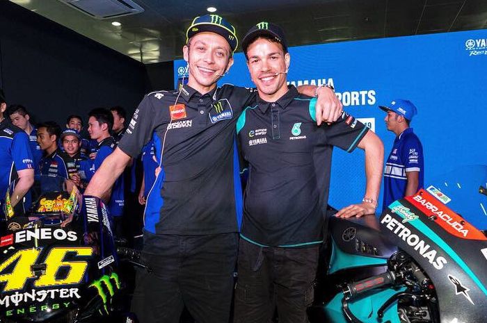 Valentino Rossi (kiri) dan muridnya yaitu Franco Morbidelli (kanan) saat menjalani tes pramusim di Sirkuit Sepang.