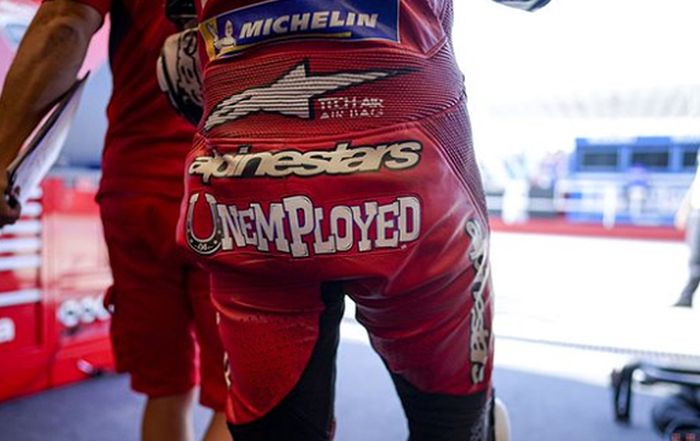 Pembalap Ducati, Andrea Dovizioso, memasang tulisan baru di bagian belakang wearpacknya pada latihan bebas ketiga MotoGP Emilia Romagna di Sirkuit Misano, Italia, 19 September 2020.
