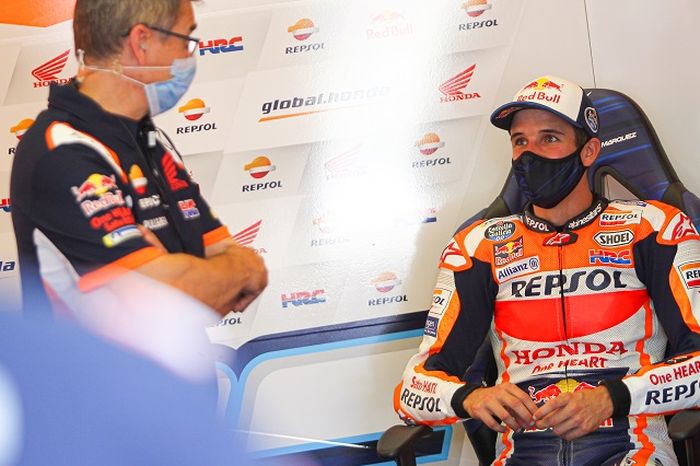 Pembalap Repsol Honda, Alex Marquez, berbicara dengan kru di sela-sela sesi tes menjelang seri pembuka MotoGP Spanyol di Sirkuit Jerez, Spanyol, 15 Juli 2020.