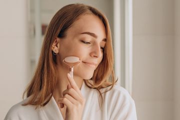 4 Cara Dapatkan Pipi Kencang, Salah Satunya Pijat Pakai Batu Gua Sha