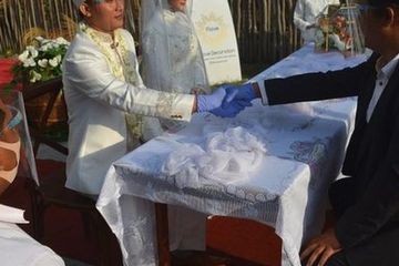 Pasangan pengantin melaksanakan ijab kabul dalam simulasi resepsi pernikahan di era normal baru dengan protokol kesehatan di Kabupaten Jombang, Jawa Timur, 14 Juli lalu.