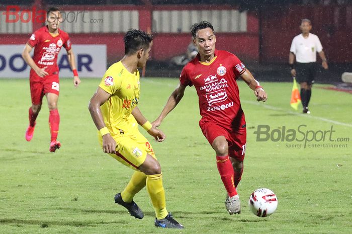 Novri Setiawan ketika mencoba melewati I Putu Gede Juni Antara, ketika laga Bhayangkara FC malawan Persija Jakarta di Stadion PTIK, Melawai, Jakarta Selatan (14/3/2020)