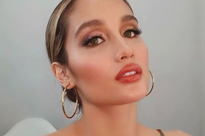 Intip Tampilan Seksi Cinta  Laura  Pakai Baju  Olahraga  Pamer 