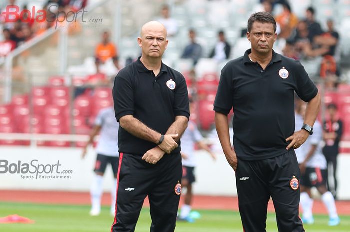 Pelatih Persija Jakarta, Sergio Farias, sedang memantau timnya jelang laga melawan Borneo FC di Stadion Gelora Bung Karno (1/3/2020)