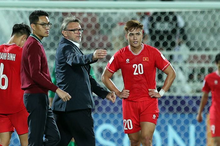 Philippe Troussier dan timnya harus menanggung akibat tersingkir di Piala Asia 2023 akibat permainan kasar yang sudah menjadi kebiasaan para pemain.