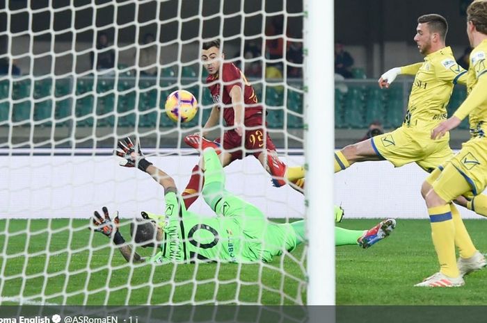 Penyerang AS Roma, Stephan El Shaarawy, mencetak gol ke gawang Chievo dalam laga Liga Italia di Stadion Marc'Antonio Bentegodi, Jumat (8/2/2019).
