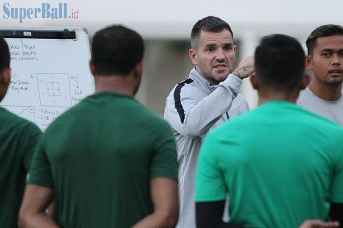 Pelatih Timnas Indonesia Simon McMenemy menjelaskan konsepnya di depan para pemain dalam latihan di Stadion Madya, Senayan, Jakarta, Jumat (8/3/2019).