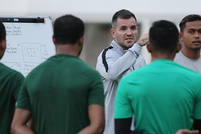 Pelatih Timnas Indonesia Simon McMenemy menjelaskan konsepnya di depan para pemain dalam latihan di Stadion Madya, Senayan, Jakarta, Jumat (8/3/2019).