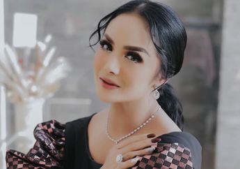 Sempat Dinyinyiri Netizen Gegara Nekat Plesiran ke Luar Negeri Saat Wabah Corona, Krisdayanti Langsung Tancap Gas Ikuti Rapat Paripurna dari Rumah dengan Tampilan Cetar dari Ujung Rambut hingga Kaki