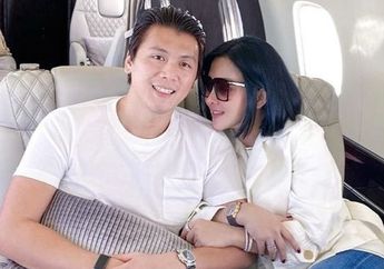 Rayakan Idul Fitri di Apartemen Megahnya, Syahrini dan Reino Barack Kompak Kenakan Gamis Putih dan Masker Mewahnya