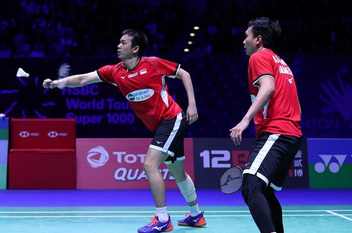 Pasangan ganda putra Indonesia, Mohammad Ahsan/Hendra Setiawan, mengembalikan kok ke arah Takeshi Kamura/Keigo Sonoda (Jepang) pada babak semifinal All England Open 2019 di Arena Birmingham, Inggris, Sabtu (9/3/2019).