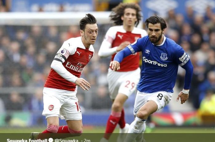 Mesut Oezil (kiri) beraksi dalam partai Liga Inggris antara Everton vs Arsenal di Goodison Park, 7 April 2019.