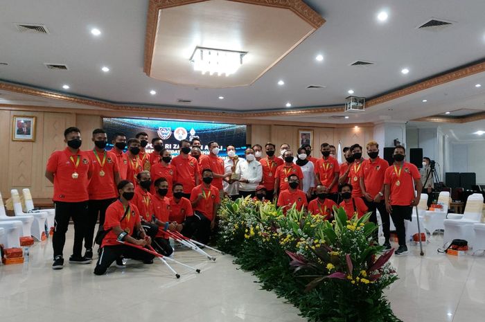 Menteri Pemuda dan Olahraga (Menpora), Zainudin Amali bersama pengurus dan pemain Perkumpulan Sepak Bola Amputasi Indonesia, di Auditorium Kemenpora, Senayan, Jakarta Pusat, Kamis (17/3/2022).