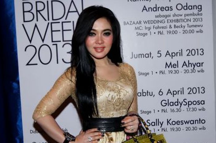 Tak Disangka, Ini Foto Jadul Syahrini saat Kenakan Tas Transparan Mewah