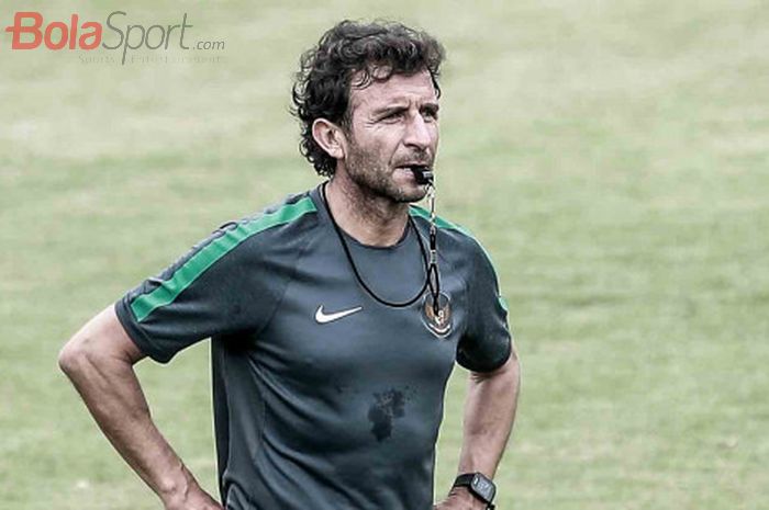 Luis Milla saat memimpin latihan timnas Indonesia.