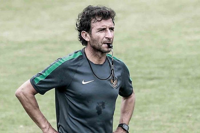 Luis Milla saat memimpin latihan timnas Indonesia.