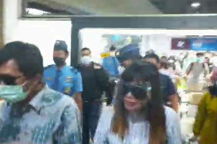 Eva Bellissima saat dijumpai di Bandara Internasional Soekarno-Hatta sepulang berbulan madu bersama Kiwil, Rabu (16/12/2020).