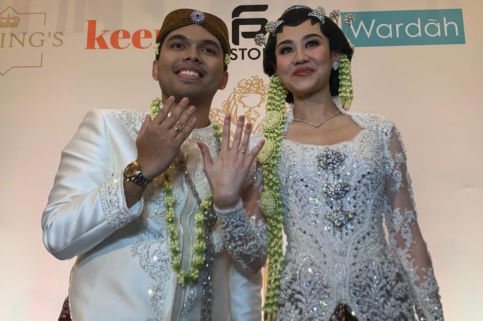 Thariq Halilintar dan Aaliyah Massaid dalam konferensi pers yang digelar setelah akad nikah di Raffles Hotel, Jakarta Selatan, Jumat (26/7/2024).