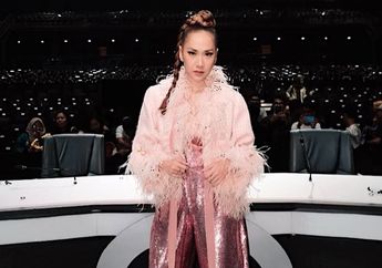 Jadi Juri Indonesian Idol, Bunga Citra Lestari Curi Perhatian Saat Tampil Seksi Pakai High Knee Boots Motif Ular
