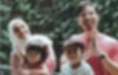 Nycta Gina dan Kinos bersama anak-anak