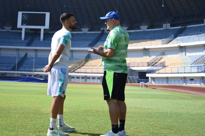 Tyronne Del Pino mengungkapkan tekadnya setelah kembali bersama Persib Bandung jelang Liga 1 2024/2025.