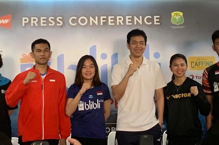 Perwakilan Indonesia,  pada turnamen Indonesia Open 2019, Fajar Alfian, Ruselli Hartawan, Hendra Setiawan, Greysia Polii, dan Praveen Jordan, berpose bersama seusai menghadiri konferensi pers di Istora Senayan, Jakarta, Senin (15/7/2019).