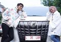 Jelang Pernikahan Lesty Kejora dan Rizky Billar, Gaya Macho Billar Nangkring di Motor Bikin Netizen Terpesona: Pantes Dede Jatuh Cinta!