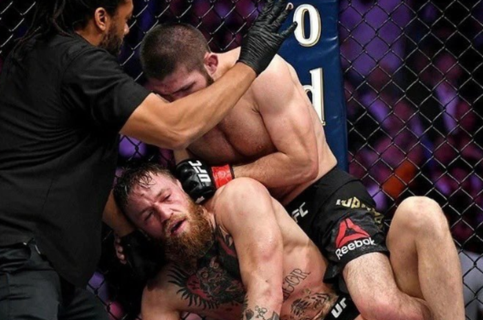 Khabib Nurmagomedov (atas) saat menghabisi Conor McGregor (bawah) pada ajang UFC 229 di T-Mobile Arena, Las Vegas, Nevada, AS, 7 Oktober 2018 Silam. 