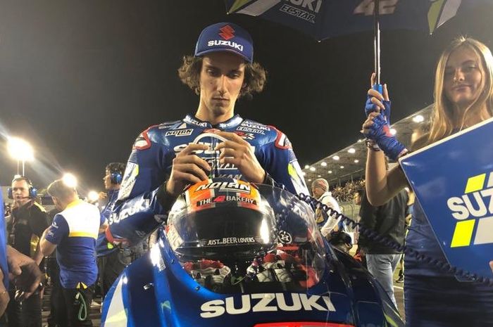 Pembalap Suzuki Ecstar, Alex Rins, bersiap sebelum menjalani start pada balapan MotoGP Qatar 2019, Minggu (10/3/2019).