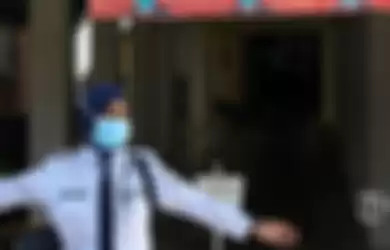 Petugas menggunakan masker di RSPI Sulianti Saroso, Jakarta, Senin (2/3/2020). 
