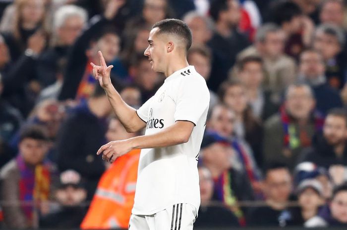 Penyerang Real Madrid, Lucas Vazquez, merayakan gol yang dicetak ke gawang Barcelona dalam laga leg pertama semifinal Copa del Rey di Stadion Camp Nou, Rabu (6/2/2019).