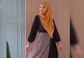 Inspirasi Busana Untuk Bukber ala Zaskia Sungkar dengan Gamis Aksen Button yang Kekinian