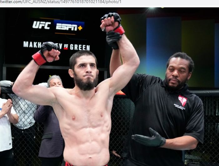 Petarung kelas ringan UFC, Islam Makhachev, saat diumumkan menjadi pemenang dalam laga melawan Bobby Green pada UFC Vegas 49, Sabtu (26/2/2022).