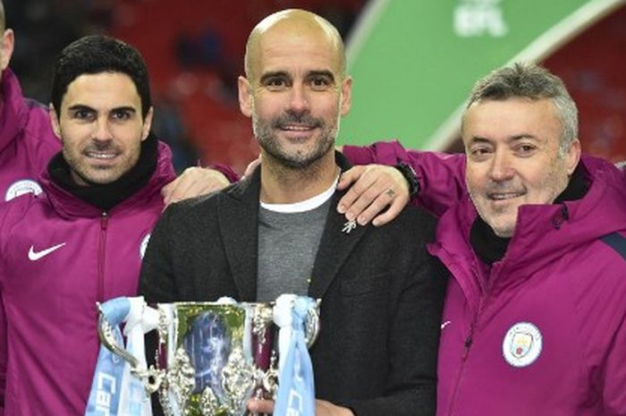 Manajer Manchester City, Pep Guardiola, diapit asistennya, Mikel Arteta (kiri) yang kini menjadi rival langsung dalam persaingan gelar sebagai pelatih Arsenal.