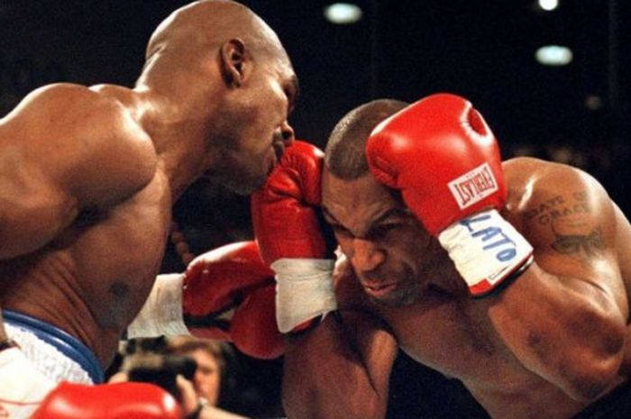 Pertarungan antara Mike Tyson melawan Evander Holyfield di MGM Grand, Las Vegas, (9/11/1996).