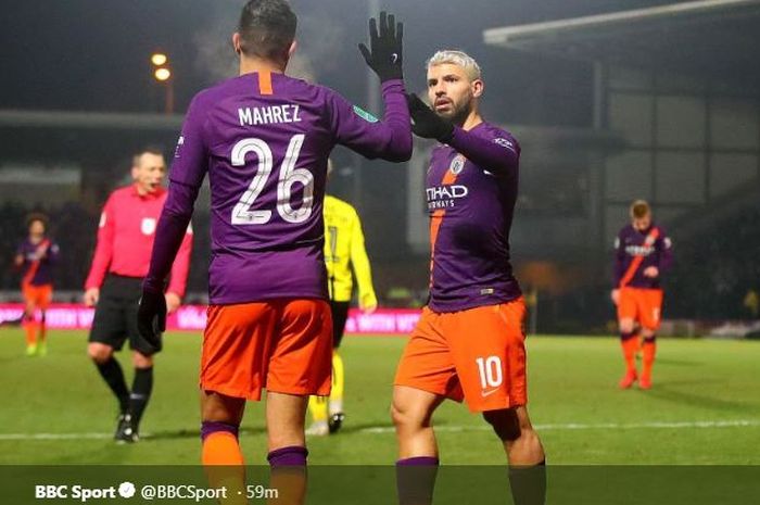 Sergio Aguero (kanan) mencetak gol Manchester City ke gawang Burton Albion, 23 Januari 2019.