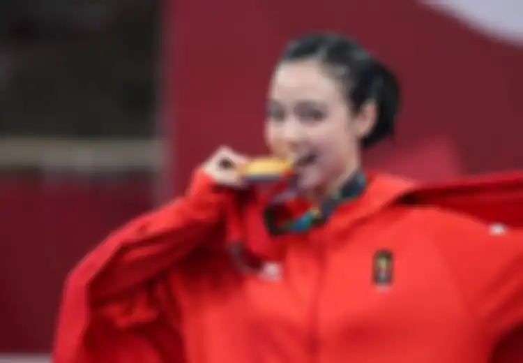 Atlet Indonesia Senang Menggigit Medali, Rupanya Ini Alasan di balik Pose Unik Itu!