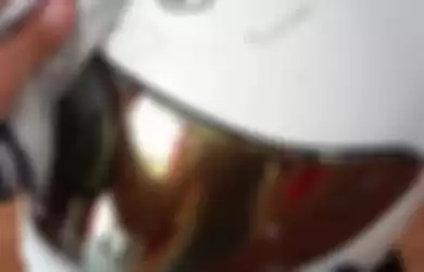 Kaca helm rawan baret saat dibersihkan