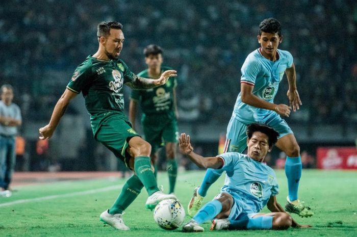 Aksi Gelandang Persebaya Surabaya, Damian Lizio, saat melawan Persela Lamongan pada laga uji coba di Stadion Gelora Bung Tomo (GBT), Surabaya, pada 11 Mei 2019.