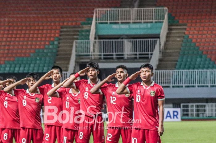 Skuat timnas U-17 Indonesia (skuad timnas U-17 Indonesia) sedang hormat ke Bendera Merah Putih dalam laga pekan pertama grup B Kualifikasi Piala Asia U-17 2023 di Stadion Pakansari, Bogor, Jawa Barat, 3 Oktober 2022.