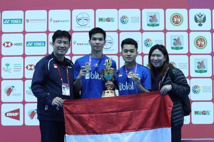 Ganda putra Indonesia, Leo Rolly Carnando (Kedua dari kanan) dan Daniel Marthin (kedua dari Kiri) usai menjadi juara pada ajang Kejuaraan Dunia Junir 2019, Minggu (13/10/2019)