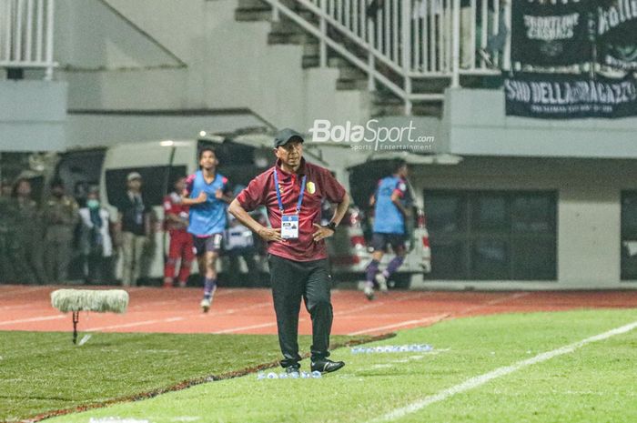 Pelatih RANS Nusantara FC, Rahmad Darmawan, Pelatih PSS Sleman, Seto Nurdiantoro, nampak sedang mengamati para pemainnya bertanding di Stadion Pakansari, Bogor, Jawa Barat, 29 Juli 2022.