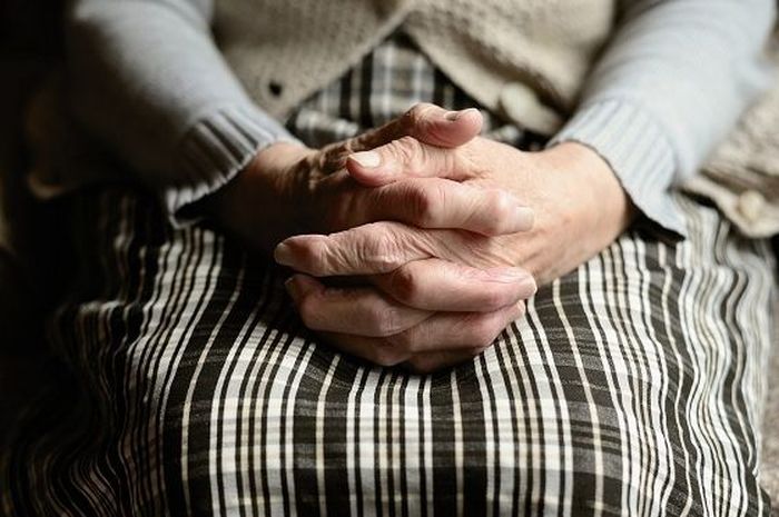 7 Arti Mimpi Bertemu Nenek yang Menakjubkan: Pertanda Keberuntungan dan Kebahagiaan