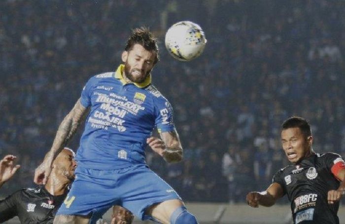 Bek Persib Bandung Bojan Malisic menyundul bola dalam duel Liga 1 2019 kontra PS Tira-Persikabo di Stadion Si Jalak Harupat, Kabupaten Bandung, Selasa (18/6/2019) malam WIB.