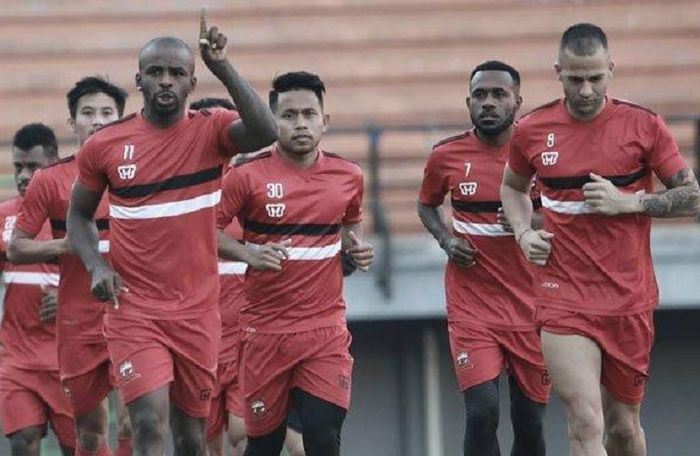Andik Vermansah (tengah) dkk berlatih dalam persiapan Madura United menghadapi PS Tira-Persikabo.