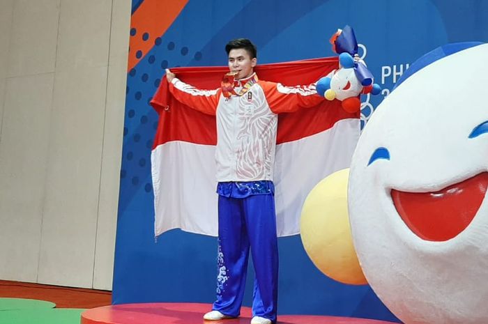 Atlet wushu asal Indonesia, Edgar Xavier Marvelo, berdiri di podium setelah memenangkan dua emas di SEA Games 2019, Selasa (3/12/2019).